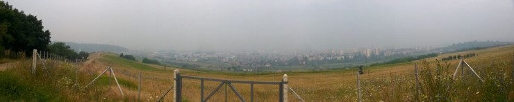 Panorama oraşului, de pe acelaşi loc, cu şi fără poluare. Foto: Varró István 
