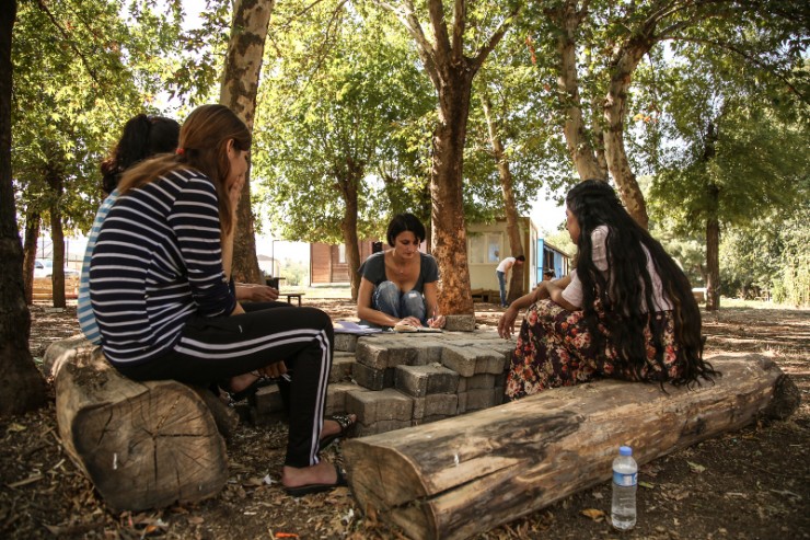 Parászka Boróka (szemben) beszélget a diyarbakiri menekülttábor lakóival. Fotó: Fodor Zsuzsánna