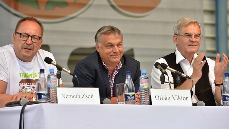 Németh Zsolt, Orbán Viktor és Tőkés László a tusványosi szabadegyetemen 2016-ban. Fotó: hir24.hu