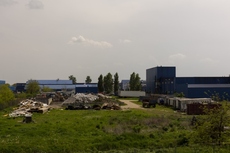 Curtea dezordonată a fabricii Unicarm. Se pot vedea grămezile de material solid. Foto: Csaba Móricz