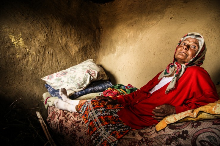 Erzsi is the oldest lady in the settlement, she is 77 years old. Photo: Zsuzsánna Fodor