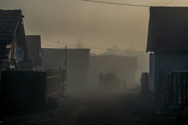 Romák egy lovas szekéren a reggeli ködben Sepsiszentgyörgyön, az Őrkői cigánytelepen 2017. október 18-án. MTI Fotó: Balogh Zoltán
