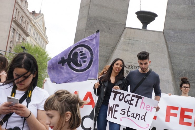 Fekete-lila (anarcho-feminista) szimbólum a női egyenjogúságért szervezett felvonuláson