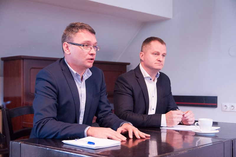 Csomortányi István és Mezei János bejelentik az EMNP-MPP együttműködését, később fúzióját 2019 novemberében. Fotó: EMNP