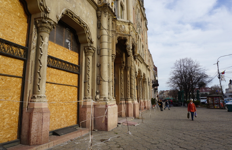 PAL lemezekkel letakart ablakok, acélcsöveből és rozsdás drótból hevenyészett kerítés. Fotó: Sipos Zoltán