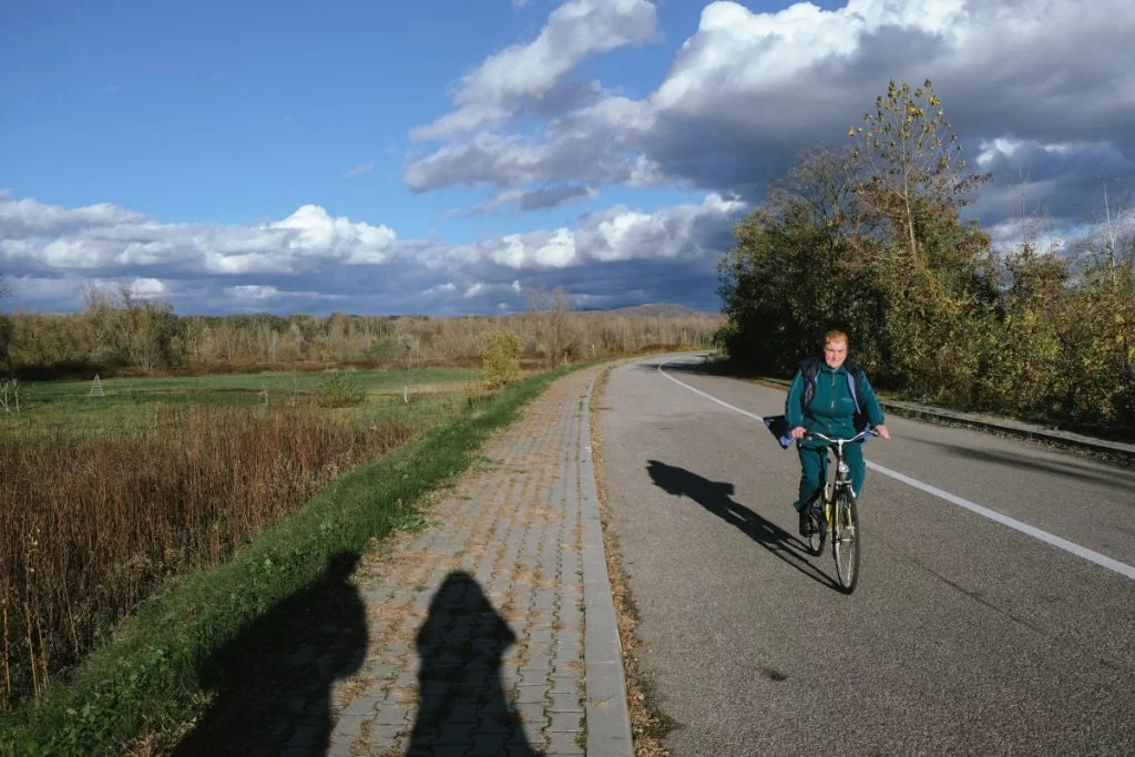 Bicikliző nő a határ mellet