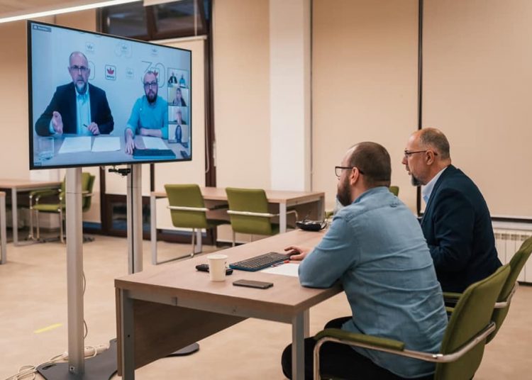 Kelemen Hunor elnök és Porcsalmi Bálint ügyvezető telekonferenciáznak. Fotó: az RMDSZ Facebook oldala