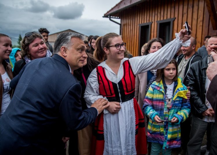 Orbán Viktor szelfizik valahol Székelyföldön a 2019 májusi látogatása során. Fotó: Kelemen Hunor Facebook-oldala