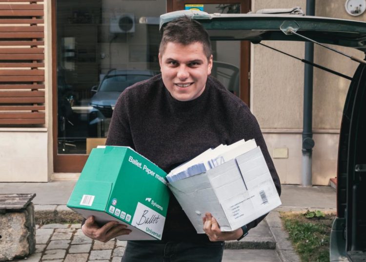 Levélszavazatokat visz a Kolozsvári Főkonzulátusra az RMDSZ egy munkatársa. Fotó: a Kolozs megyei RMDSZ Facebook-oldala