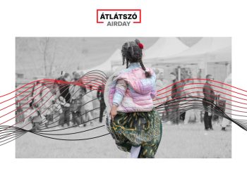 Egy roma kislány futkározik, rakott szoknyáját lengeti a szél. A haja kétoldalra van fonva, benne egy piros virág.