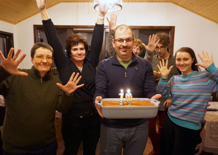 A képen az Átlátszó Erdély szerkesztősége ünnepli a 10. születésnapját egy tortával. Balról jobbra: Tünde, Edit, Sipi, Emese, Árpi, Heni.