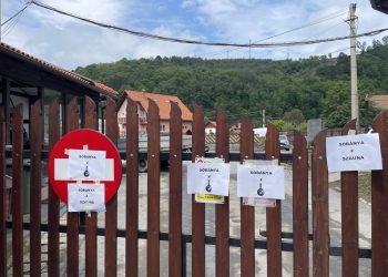 Parajd a sóbánya kerítésével